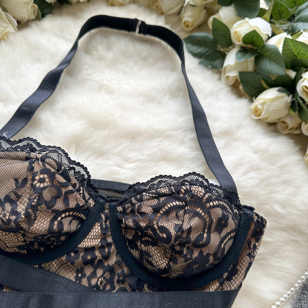 Fiona Şık Dantel Detaylı Halter Bluz