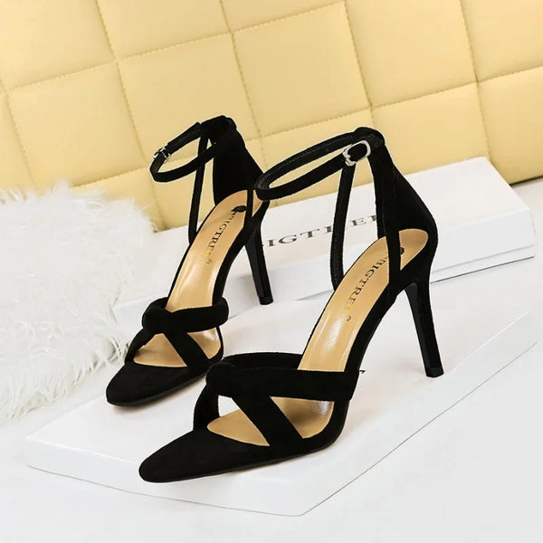 KADIN TARZ TOPUKLU AYAKKABI 157