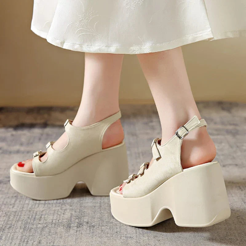 KADIN TARZ TOPUKLU AYAKKABI 223