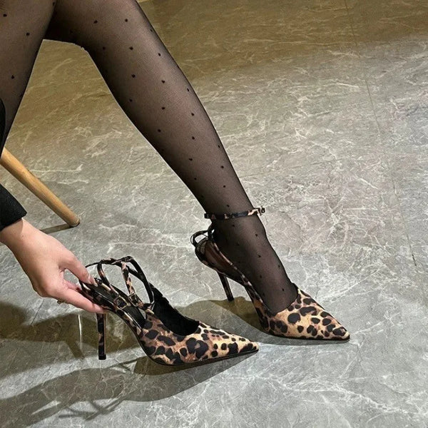 KADIN TARZ TOPUKLU AYAKKABI 164