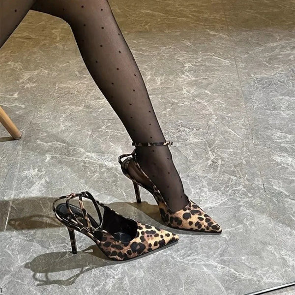 KADIN TARZ TOPUKLU AYAKKABI 164