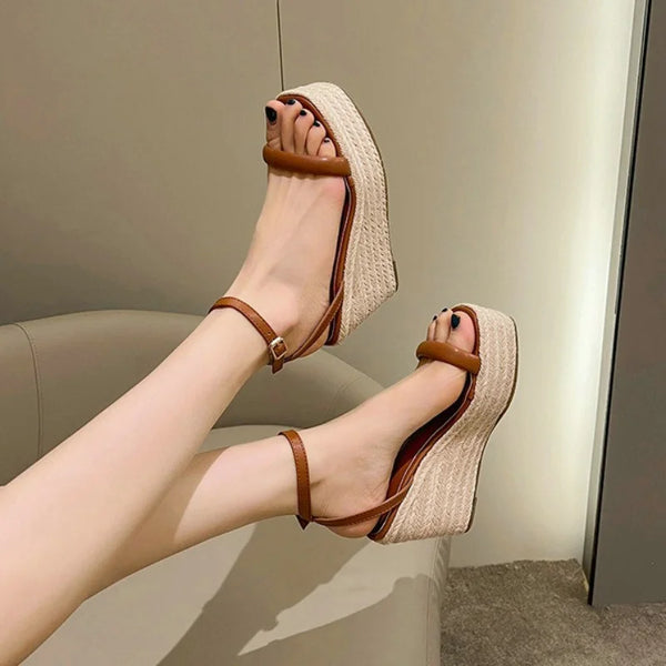 KADIN TARZ TOPUKLU AYAKKABI 275