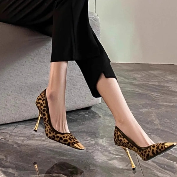 KADIN TARZ TOPUKLU AYAKKABI 162