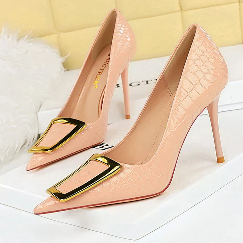 KADIN TARZ TOPUKLU AYAKKABI 120