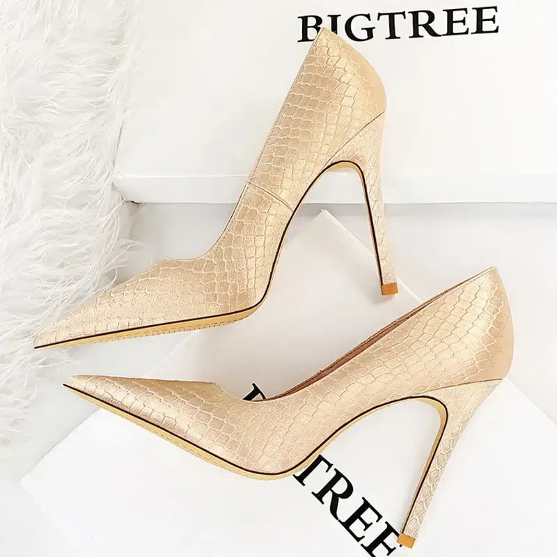 KADIN TARZ TOPUKLU AYAKKABI 196